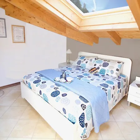 Laveno-mombello Sleeps 4 Pool Appartamento