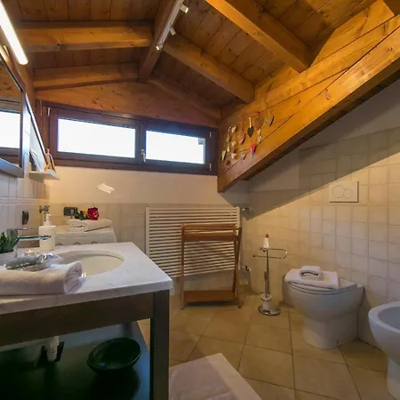 Laveno-mombello Sleeps 4 Pool Appartamento