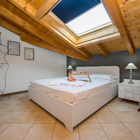 Laveno-mombello Sleeps 4 Pool Appartamento *