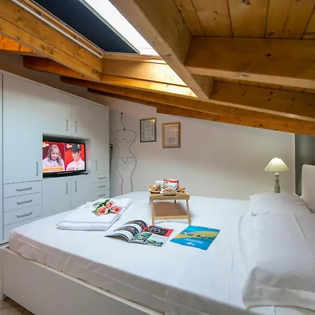 Laveno-mombello Sleeps 4 Pool Appartamento *