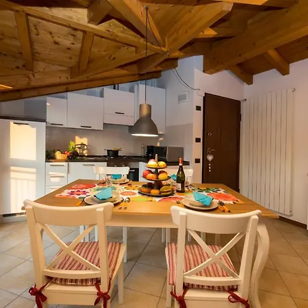 Laveno-mombello Sleeps 4 Pool *