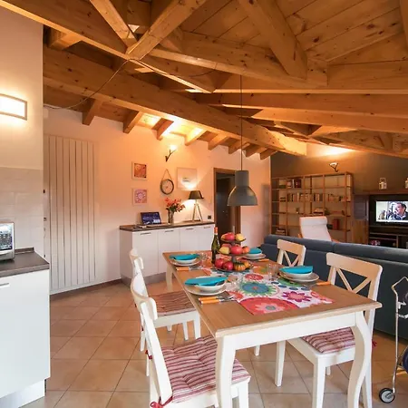 Laveno-mombello Sleeps 4 Pool Apartment *
