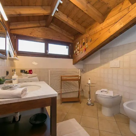 Laveno-mombello Sleeps 4 Pool Apartment *