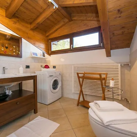 Laveno-mombello Sleeps 4 Pool Apartment *